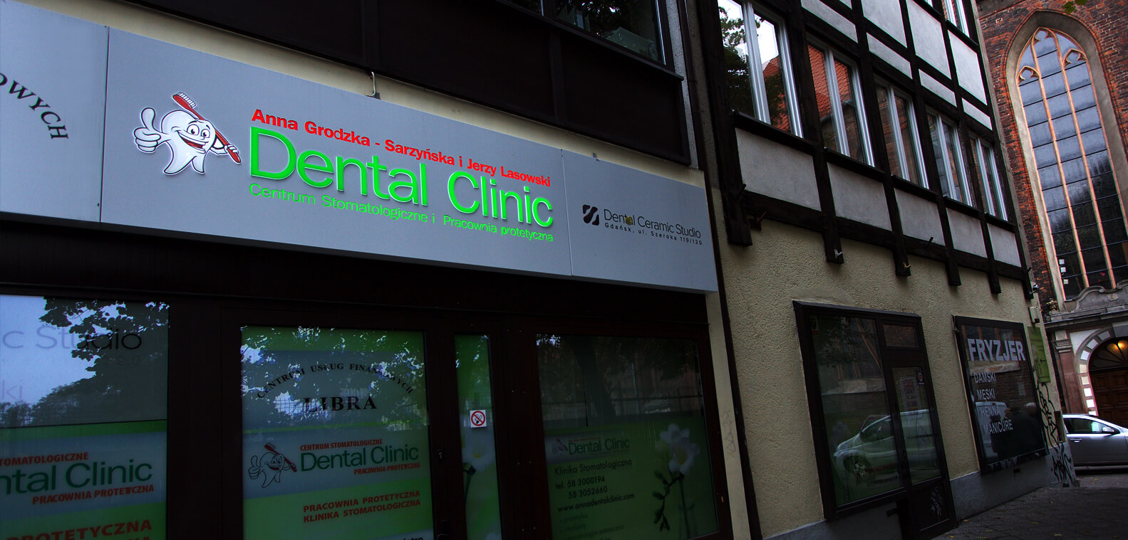 Dental Clinic - kaseton świetlny z dibondu z literami podświetlanymi